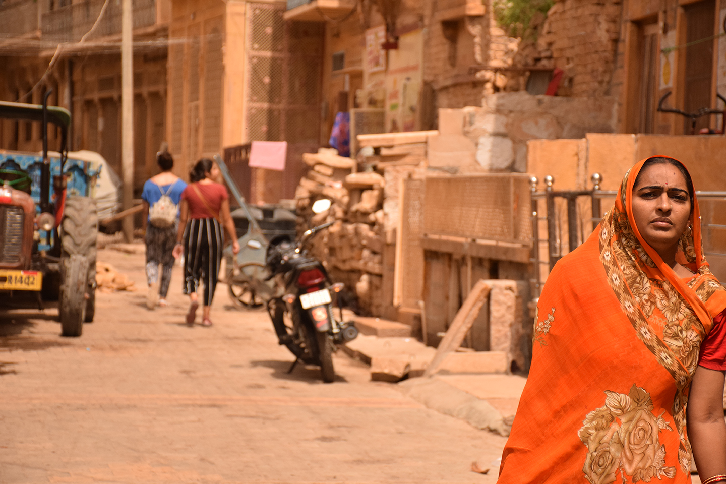 photo_indians_street_and_woman
