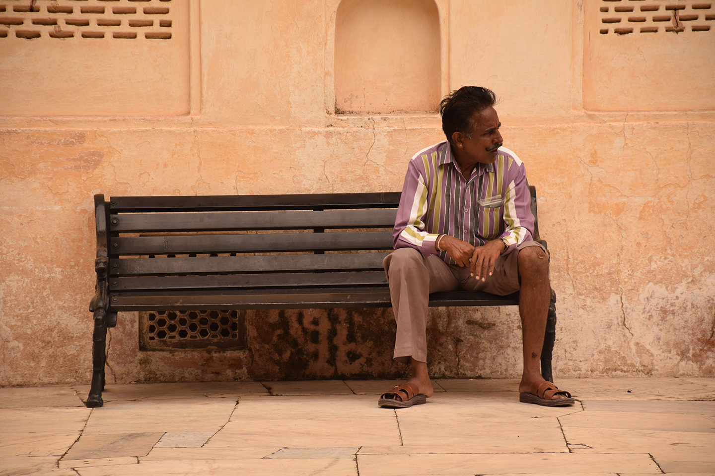 photo_indian_man_sitting